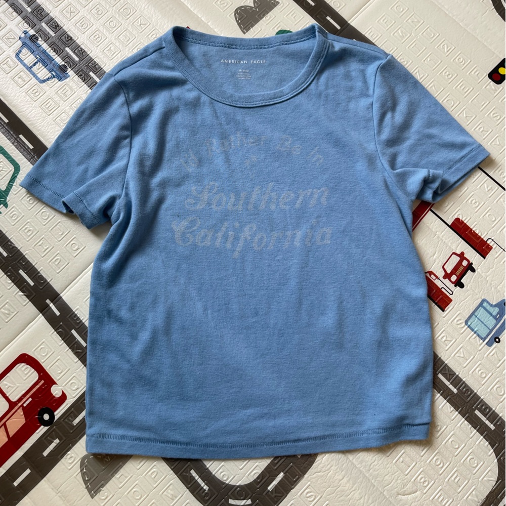 American Eagle light blue cropped babydoll tee with text - Size M